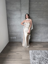 Cargar imagen en el visor de la galería, Sodi - Vestido largo de satín con capa champagne