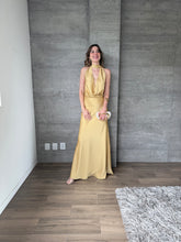 Cargar imagen en el visor de la galería, Milah - Vestido largo halter de satín dorado