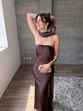 Cargar imagen en el visor de la galería, Sodi - Vestido largo strapless satinado café