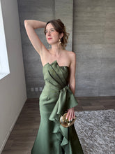 Cargar imagen en el visor de la galería, Odetta - Vestido strapless con olanes color olivo