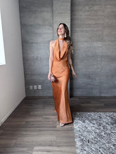 Cargar imagen en el visor de la galería, Piera - Vetido largo satinado naranja