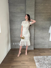 Cargar imagen en el visor de la galería, Cassia - Vestido midi crochet blanco roto