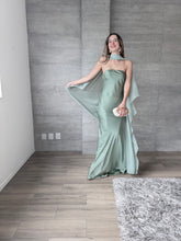 Cargar imagen en el visor de la galería, Sodi - Vestido largo satinado con capa color verde