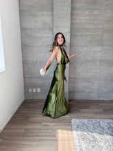 Cargar imagen en el visor de la galería, Milah - Vestido largo halter de satín verde musgo