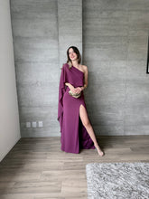 Cargar imagen en el visor de la galería, Máncora - Vestido largo con capa ciruela