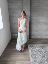 Cargar imagen en el visor de la galería, Nicola - Vestido midi plisado blanco
