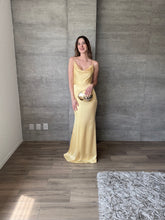 Cargar imagen en el visor de la galería, Aranza - Vestido largo amarillo