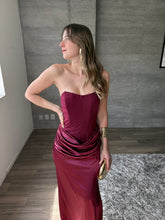 Cargar imagen en el visor de la galería, Praiano - Vestido largo strapless vino