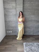 Cargar imagen en el visor de la galería, Marena - Vestido strapless de satín amarillo