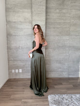 Cargar imagen en el visor de la galería, Nerissa - Vestido largo strapless olivo