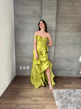 Cargar imagen en el visor de la galería, Solenne - Vestido largo satinado con olanes verde
