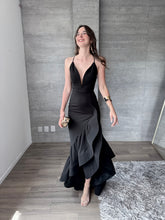 Cargar imagen en el visor de la galería, Manuela - Vestido largo con olanes negro