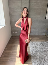 Cargar imagen en el visor de la galería, Milah - Vestido largo halter de satín vino
