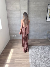 Cargar imagen en el visor de la galería, Milah - Vestido largo halter de satín chocolate