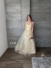 Cargar imagen en el visor de la galería, Cadenza - Vestido largo estampado floral amarillo
