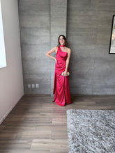 Cargar imagen en el visor de la galería, Romina - Vestido largo satinado color frambuesa
