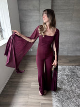 Cargar imagen en el visor de la galería, Andreina - Jumpsuit con capa color ciruela