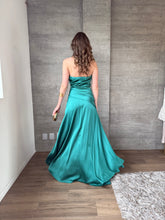 Cargar imagen en el visor de la galería, Mireille - Vestido largo satinado strapless verde azulado