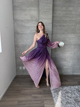 Cargar imagen en el visor de la galería, Donatella - Vestido largo con una manga morado