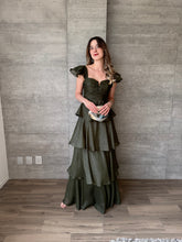 Cargar imagen en el visor de la galería, Viña - Vestido largo con olanes olivo