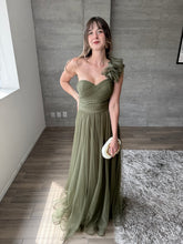 Cargar imagen en el visor de la galería, Minerva - Vestido largo de tul con escarola olivo