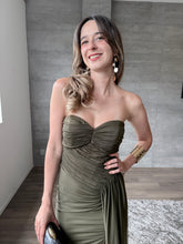 Cargar imagen en el visor de la galería, Barbadillo - Vestido largo de mesh con corset olivo