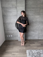 Cargar imagen en el visor de la galería, Rosalie - Vestido mini satinado con capa negro