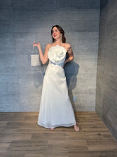 Cargar imagen en el visor de la galería, Maelle - Vestido halter con detalle de flor blanco