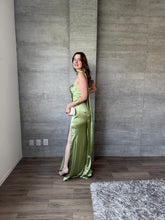 Cargar imagen en el visor de la galería, Marena - Vestido largo strapless satinado verde sage