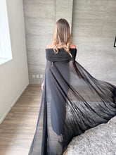 Cargar imagen en el visor de la galería, Venus - Vestido largo strapless con capa negro