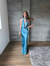 Cargar imagen en el visor de la galería, Piera - Vestido largo satinado azul pizarra