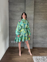 Cargar imagen en el visor de la galería, Caliope - Vestido corto verde multicolor con olanes
