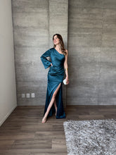 Cargar imagen en el visor de la galería, Polina - Vestido largo de satín con una manga verde azulado