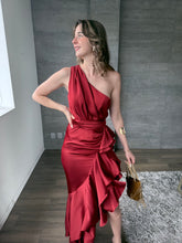 Cargar imagen en el visor de la galería, Galatea - Vestido asimétrico de satín color burdeos