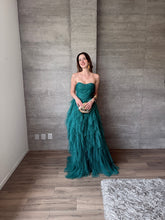 Cargar imagen en el visor de la galería, Raigal - Vestido largo strapless de tul verde esmeralda