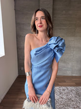 Cargar imagen en el visor de la galería, Cornelia - Vestido largo satinado azul