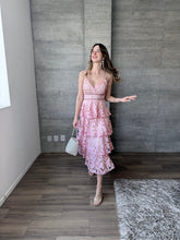 Cargar imagen en el visor de la galería, Peonia - Vestido crochet midi rosa