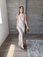 Cargar imagen en el visor de la galería, Lisai - Vestido satinado color crema