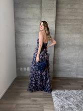 Cargar imagen en el visor de la galería, Coraline - Vestido strapless de tul con olanes azul marino
