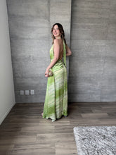 Cargar imagen en el visor de la galería, Zahra - Vestido largo satinado verde