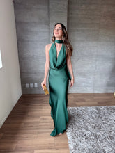Cargar imagen en el visor de la galería, Piera - Vestido largo satinado verde