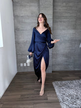 Cargar imagen en el visor de la galería, Cecile - Vestido largo con mangas azul marino