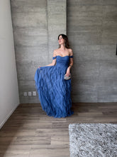 Cargar imagen en el visor de la galería, Ello - Vestido largo hombros caídos de tul azul humo