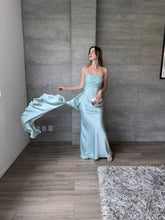 Cargar imagen en el visor de la galería, Caliz - Vestido largo satinado azul claro