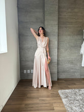 Cargar imagen en el visor de la galería, Nebula - Vestido largo satinado sin mangas champagne
