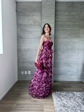 Cargar imagen en el visor de la galería, Coraline - Vestido largo de tul color vino floral