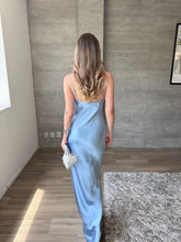 Cargar imagen en el visor de la galería, Bleu - Vestido largo satinado con capa azul