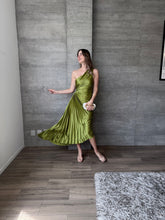 Cargar imagen en el visor de la galería, Nicola - Vestido midi plisado verde olivo