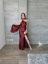 Cargar imagen en el visor de la galería, Elodie - Vestido largo satinado color merlot