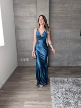Cargar imagen en el visor de la galería, Lula - Vestido largo de satín verde azulado